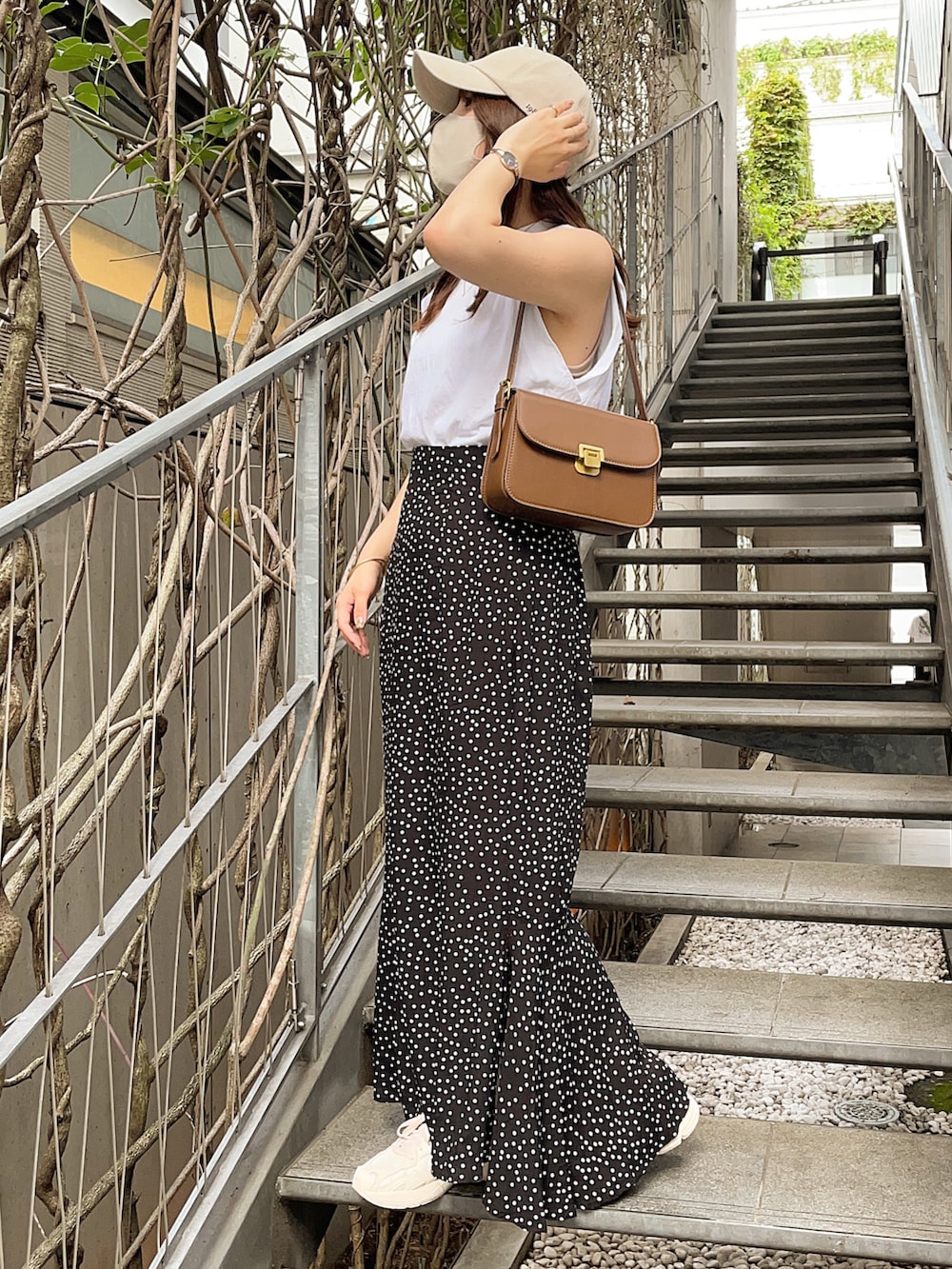 「大人かわいい、カジュアルコーデ、夏コーデ、今日のコーデ、モノトーンコーデ、スニーカー、白Tシャツ、ノースリーブ、ドット、マーメイドスカート、キャップ、キャップ女子」｜「DHOLICのアイテム（キャップ、ベージュ系）」を使った、sayaさん（レディース・156cm）の夏コーディネートの2枚目の写真