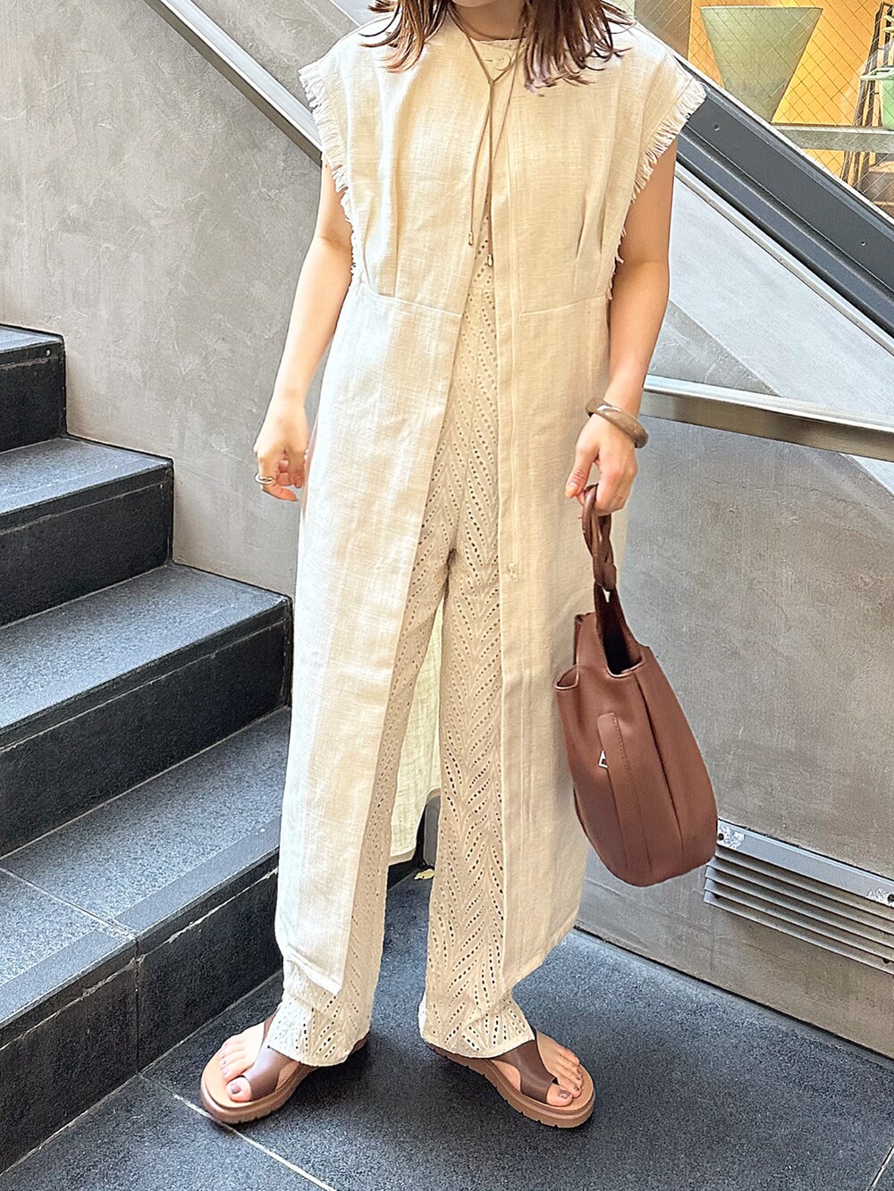 「アツいコーデ全部見せ、レイヤードスタイル、夏ファッション、おでかけコーデ、大人かわいい、大人コーデ、シンプル、休日スタイル、淡色コーデ、ワンピース、ハンドバッグ、トングサンダル、プチプラ、ラクチンコーデ」｜「しまむらのアイテム（ハンドバッグ、ブラウン系）」を使った、sayaさん（骨格ストレート・レディース・156cm）の夏コーディネートの3枚目の写真