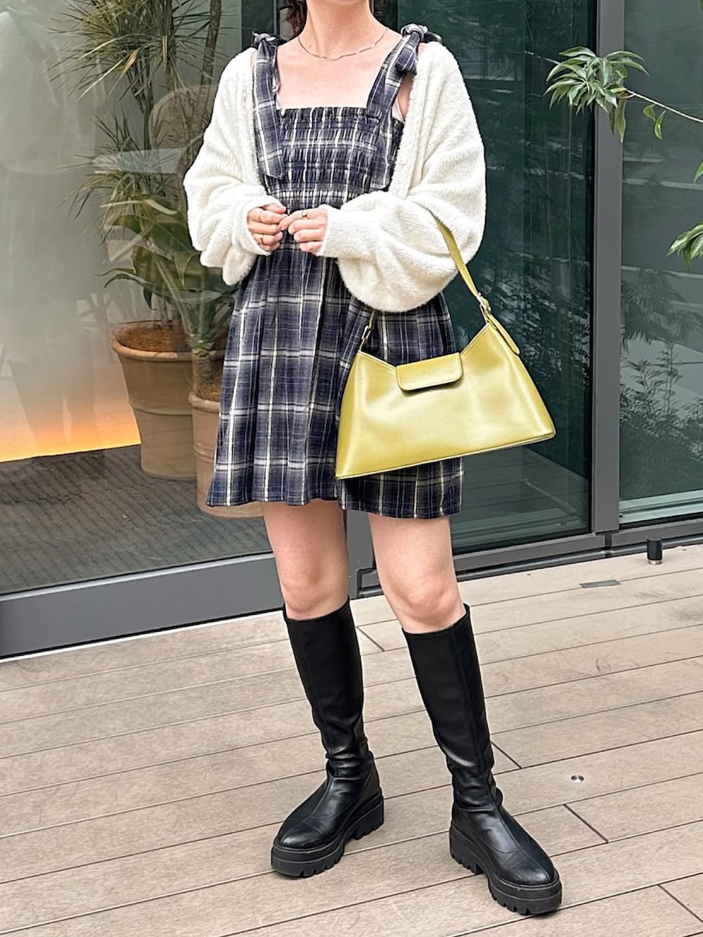 「甘めカジュアル、甘辛mix、お出かけコーデ、休日スタイル、ガーリー、モノトーン、ミニスカート、ミニワンピ、チェック、カーディガン、ニット、ロングブーツ、ブラックコーデ、プチプラ、ハンドバッグ」｜「LOWRYS FARMのベロアリボンシュシュ　979290（シュシュ、ブラック系）」を使った、sayaさん（レディース・156cm）の春コーディネートの3枚目の写真