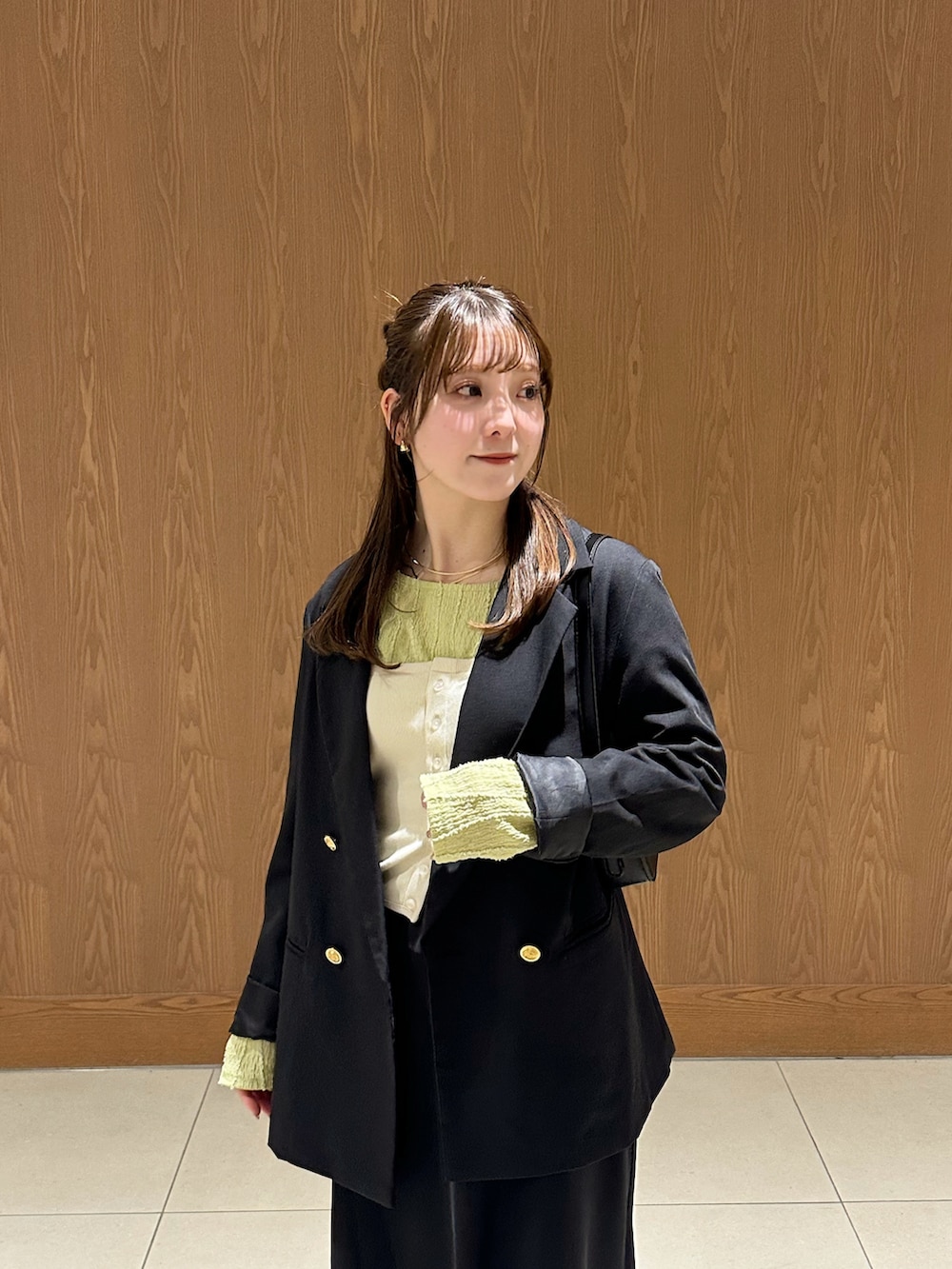 「ロンT、プチプラ、春服コーデ、大人カジュアルコーデ、春先取り、レイヤードスタイル、スカートスタイル、ジャケットコーデ、テーラードジャケット、サテンスカート、スニーカー、カチモリヘア、ハンドバッグ、カラーコーデ、差し色コーデ」｜「LOWRYS FARMのマルチＷＡＹビスチェ　903945（ベスト、ホワイト系）」を使った、sayaさん（レディース・156cm）の春コーディネートの3枚目の写真