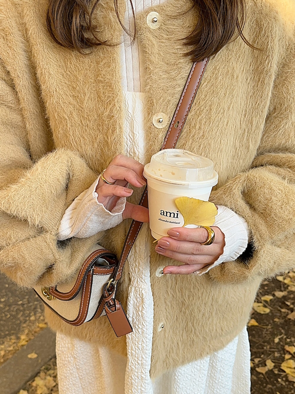 「最近のいい感じコーデ、大人かわいい、冬のコーデ、キャミワンピ、ブーツ、ベレー帽、ショルダーバッグ、カラーコーデ、ニットコーデ、おでかけコーデ、カジュアルガーリー、シャギーニット、カーディガン、淡色コーデ、ベージュ」｜「by LEGNAのふんわりとした毛足感 フェザーヤーン シャギーニット カーディガン　ジャケット（その他アウター、ベージュ系）」を使った、sayaさん（レディース・156cm）の冬コーディネートの3枚目の写真
