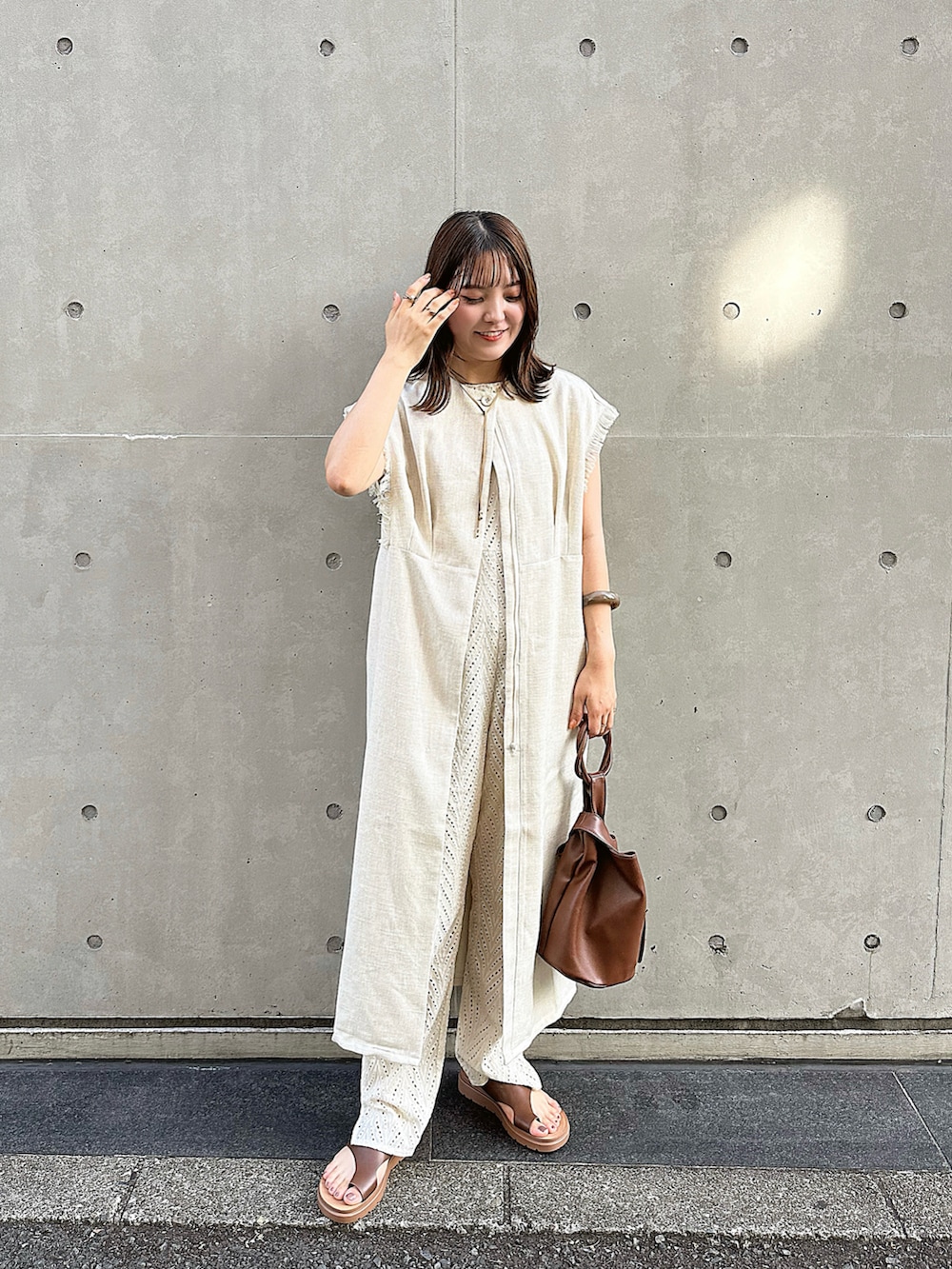 「アツいコーデ全部見せ、レイヤードスタイル、夏ファッション、おでかけコーデ、大人かわいい、大人コーデ、シンプル、休日スタイル、淡色コーデ、ワンピース、ハンドバッグ、トングサンダル、プチプラ、ラクチンコーデ」｜「しまむらのアイテム（ハンドバッグ、ブラウン系）」を使った、sayaさん（骨格ストレート・レディース・156cm）の夏コーディネートの2枚目の写真