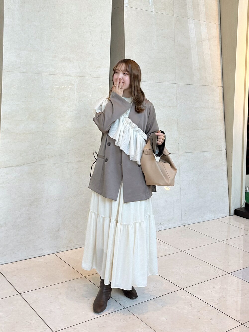 「春ファッション、ビスチェ、テーラードジャケット、ジャケット、ベスト、ワンピース、ワンピーススタイル、チュール、たすき掛け、ハンドバッグ、レイヤードスタイル、淡色コーデ、ワントーンコーデ、ベージュ、キレイめ」｜「calmのアイテム（ハンドバッグ、ベージュ系）」を使った、sayaさん（骨格ストレート・レディース・156cm）の春コーディネートの4枚目の写真