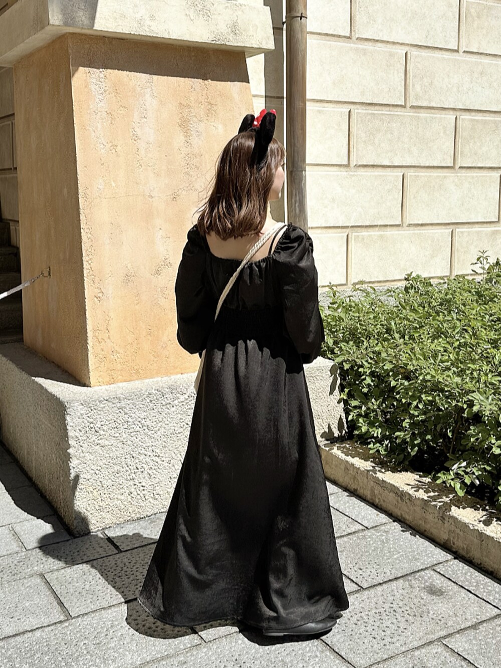 「秋服まるっと大公開、秋のコーデ、休日スタイル、きれいめカジュアル、おでかけコーデ、大人女子、オトナカワイイ、ブラック、ミニー、ディズニーコーデ、サテン、ワンピース、キレイめ、新ブランド」｜「LOWRYS FARMのステンレス＊チェーンネックレス　259246（ネックレス、ゴールド系）」を使った、sayaさん（骨格ストレート・レディース・156cm）の秋コーディネートの2枚目の写真