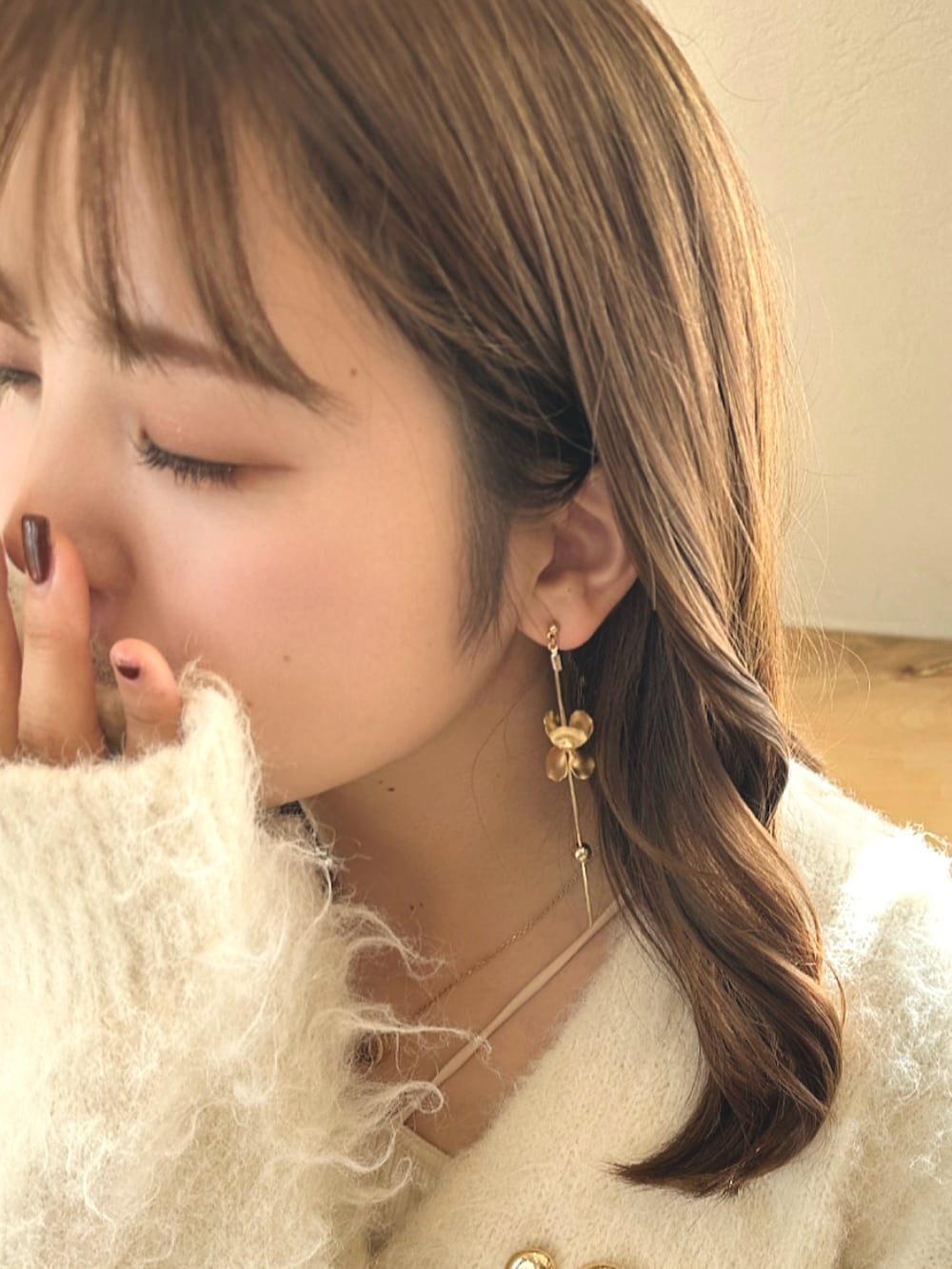 「ファッションを楽しもう、WEARyouthコーデ、今日のコスメと服、ツイード、カーディガン、ニット、ブーツ、ショートブーツ、ハンドバッグ、淡色コーデ、ワントーンコーデ、フレアスカート、大人かわいい、おでかけコーデ、秋冬コーデ」｜「Heatherのカラーシャギーカーディガン　171784（カーディガン/ボレロ、ホワイト系）」を使った、sayaさん（骨格ストレート・レディース・156cm）の秋コーディネートの4枚目の写真