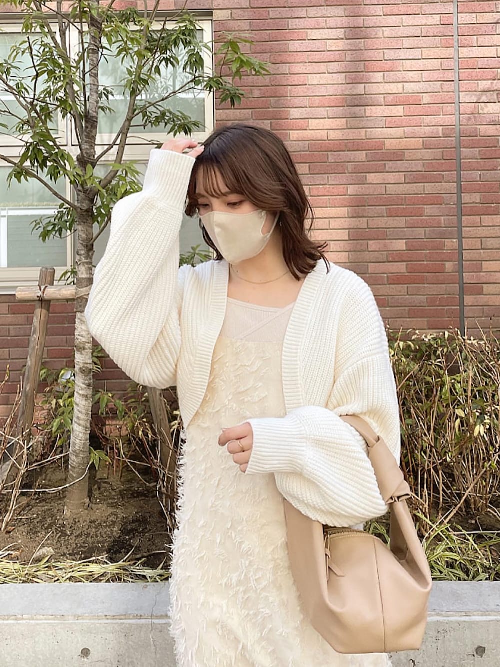 「春服デビュー宣言、大人カジュアル、オトナ女子、おでかけコーデ、春コーデ、キャミワンピ、ホワイトコーデ、ワントーンコーデ、ワンピース、レイヤードスタイル、ブーツ、一癖ある淡色コーデ、淡色コーデ、淡色女子、キレイめ」｜「しまむらのカップ付きキャミソール（キャミソール、ベージュ系）」を使った、sayaさん（骨格ストレート・レディース・156cm）の春コーディネートの2枚目の写真
