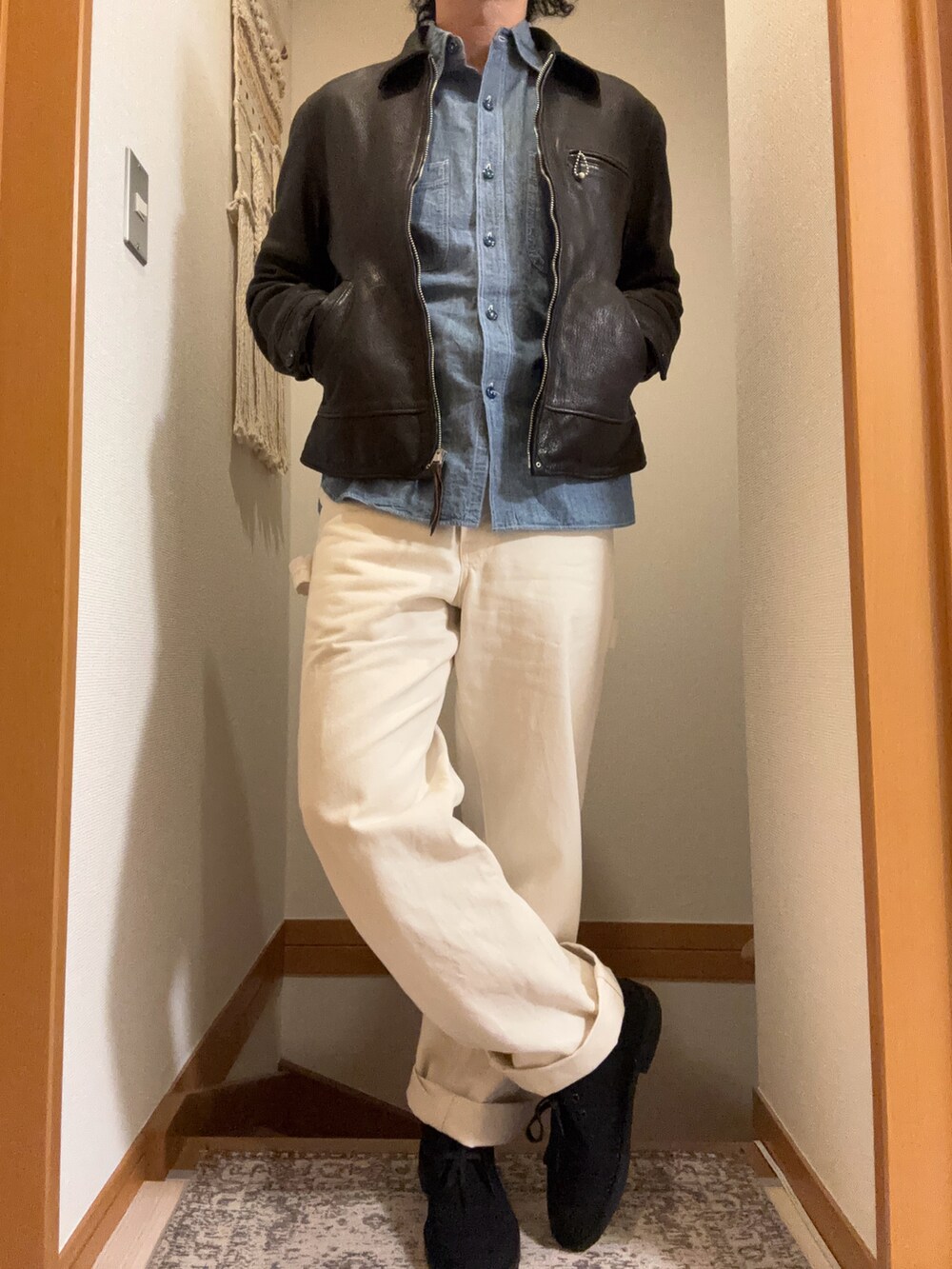 ホワイト系のその他パンツ、ブルー系のシャツ/ブラウス、ブラック系のジャケット/アウターを着用したメンズの秋コーディネートの3枚目の写真