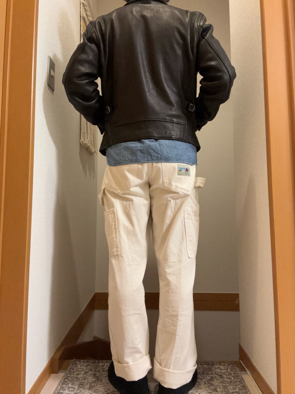 ホワイト系のその他パンツ、ブルー系のシャツ/ブラウス、ブラック系のジャケット/アウターを着用したメンズの秋コーディネートの2枚目の写真