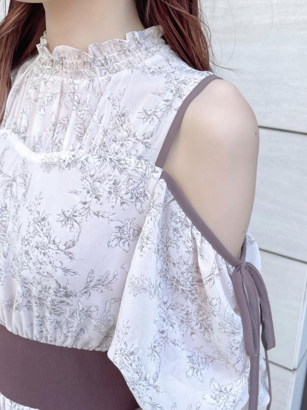 ブラウン系のサンダル、ピンク系のワンピースを着用したレディースの春コーディネートの2枚目の写真