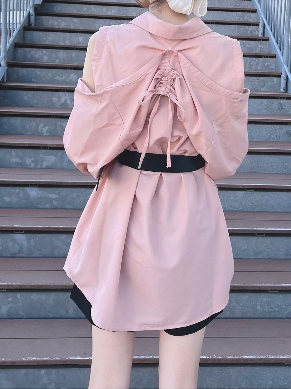 ピンク系のシャツ/ブラウス、ベージュ系のその他シューズ、ブラック系のその他パンツを着用したレディースの冬コーディネートの4枚目の写真