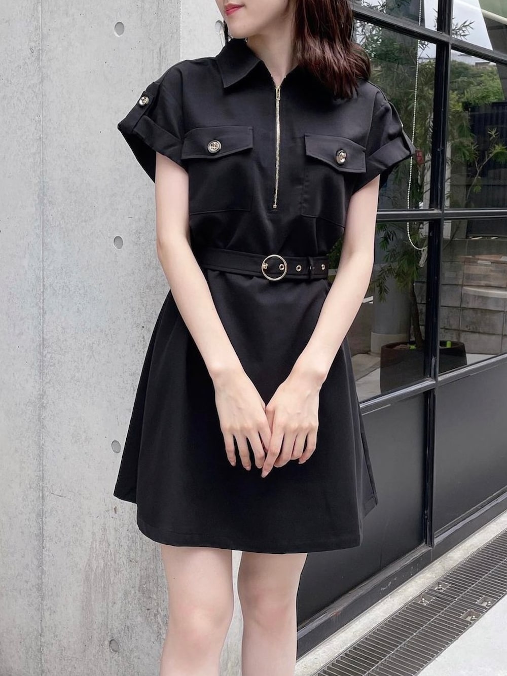 ブラック系のワンピース、ブラック系のドレスシューズを着用したレディースの夏コーディネートの3枚目の写真