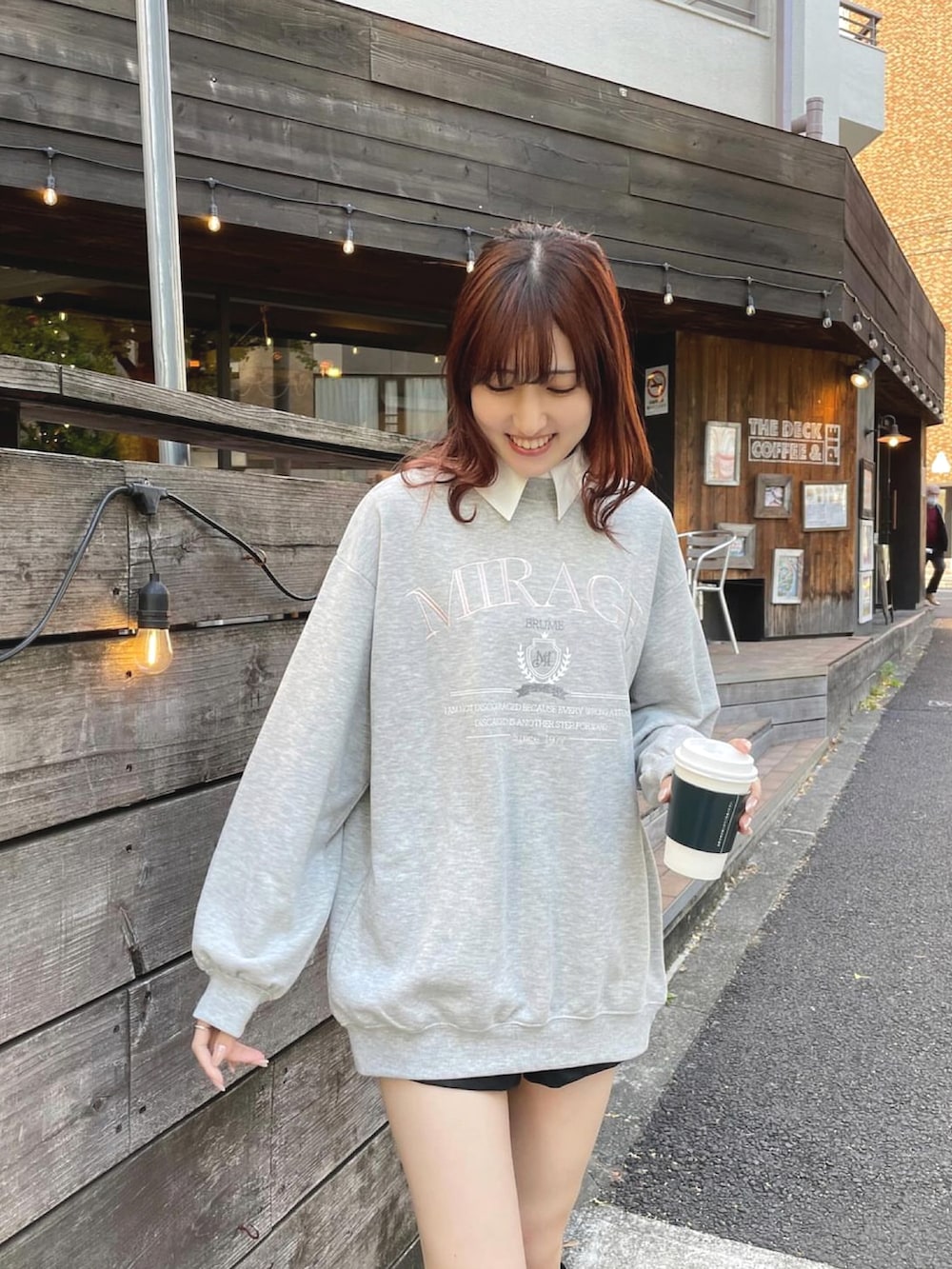 「秋冬コーデ、オトナ女子、大人カジュアル、スウェット、スウェットコーデ、スウェット×シャツ、ロングブーツ、ゆるコーデ、カジュアルコーデ、高身長女子、one way、ワンウェイ、NOMAE」｜「NOMAEの襟付きエンブレムスウェット（スウェット、グレー系）」を使った、kyokaさん（レディース・167cm）の冬コーディネートの2枚目の写真