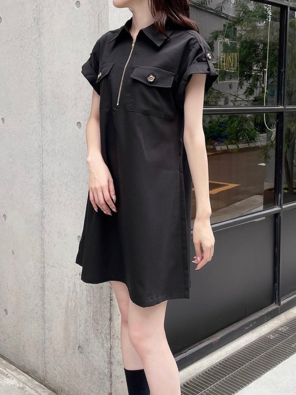 ブラック系のワンピース、ブラック系のドレスシューズを着用したレディースの夏コーディネートの4枚目の写真