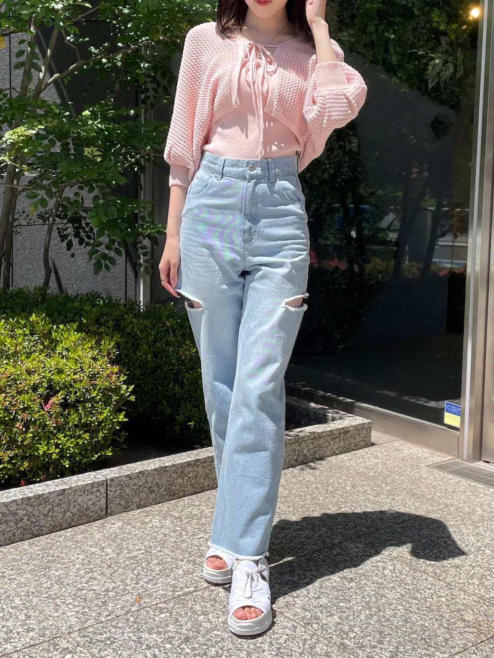 ピンク系のカーディガン/ボレロ、ブルー系のデニムパンツ、ホワイト系のサンダルを着用したレディースの春コーディネートの3枚目の写真