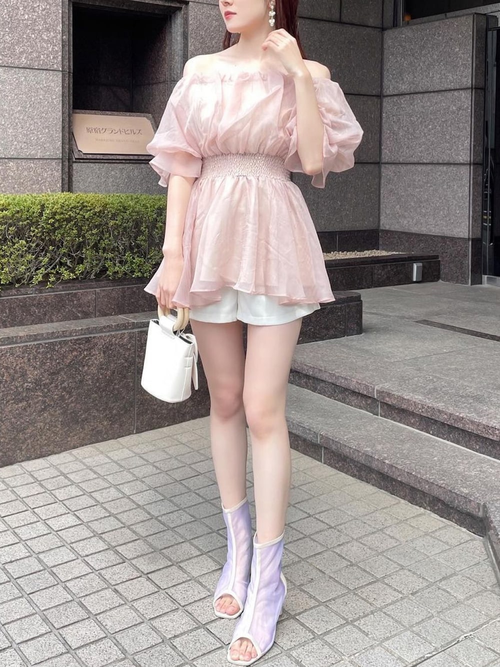 ピンク系のシャツ/ブラウス、ホワイト系のキャミソールを着用したレディースの春コーディネートの2枚目の写真