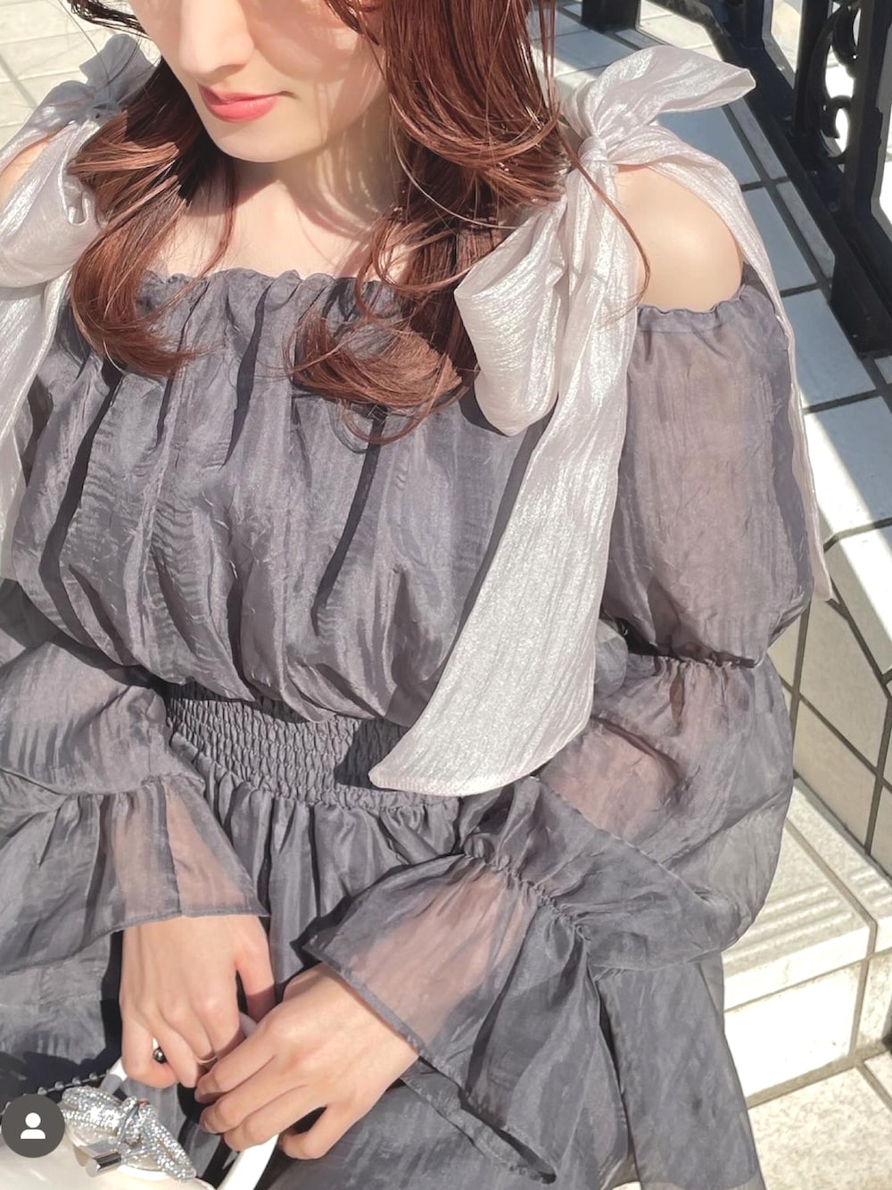 グレー系のシャツ/ブラウス、ピンク系のキャミソールを着用したレディースの春コーディネートの3枚目の写真