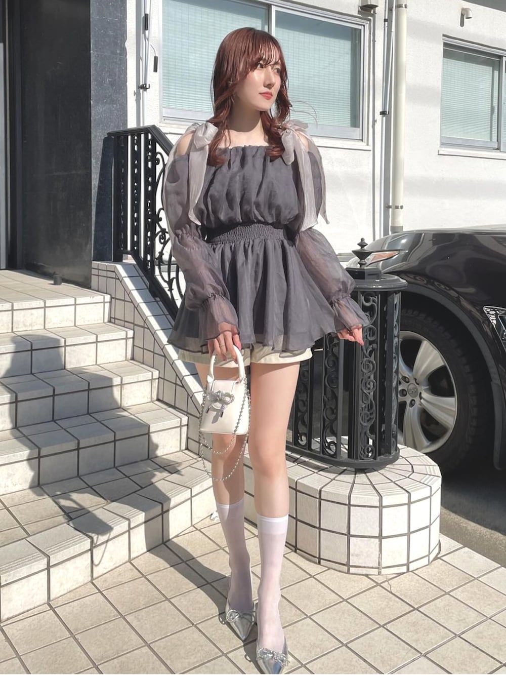 グレー系のシャツ/ブラウス、ピンク系のキャミソールを着用したレディースの春コーディネートの2枚目の写真