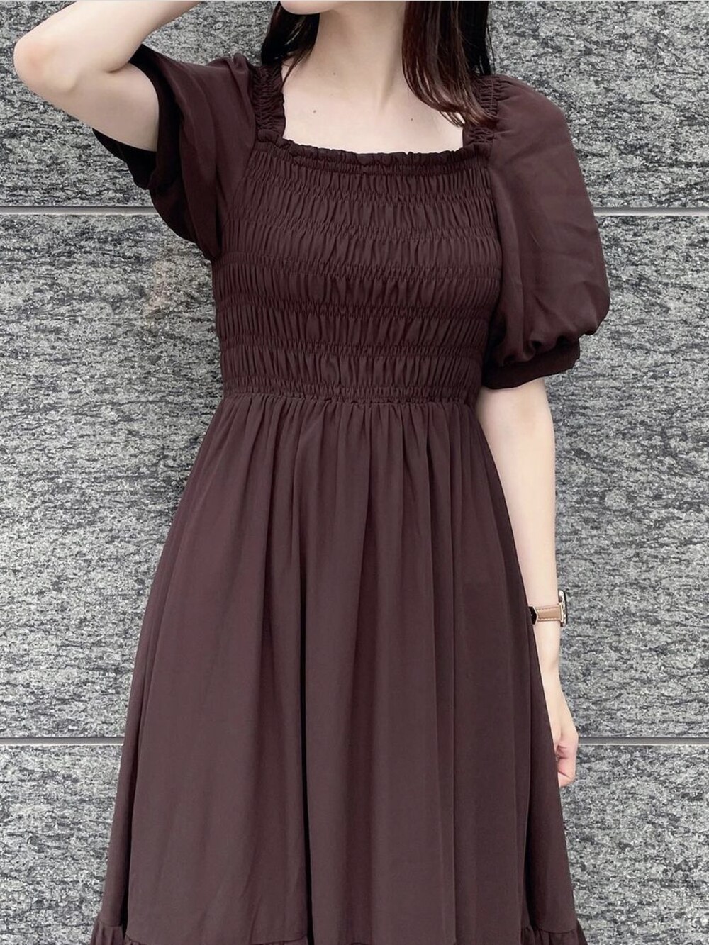 ベージュ系のサンダル、ブラウン系のワンピースを着用したレディースの夏コーディネートの2枚目の写真