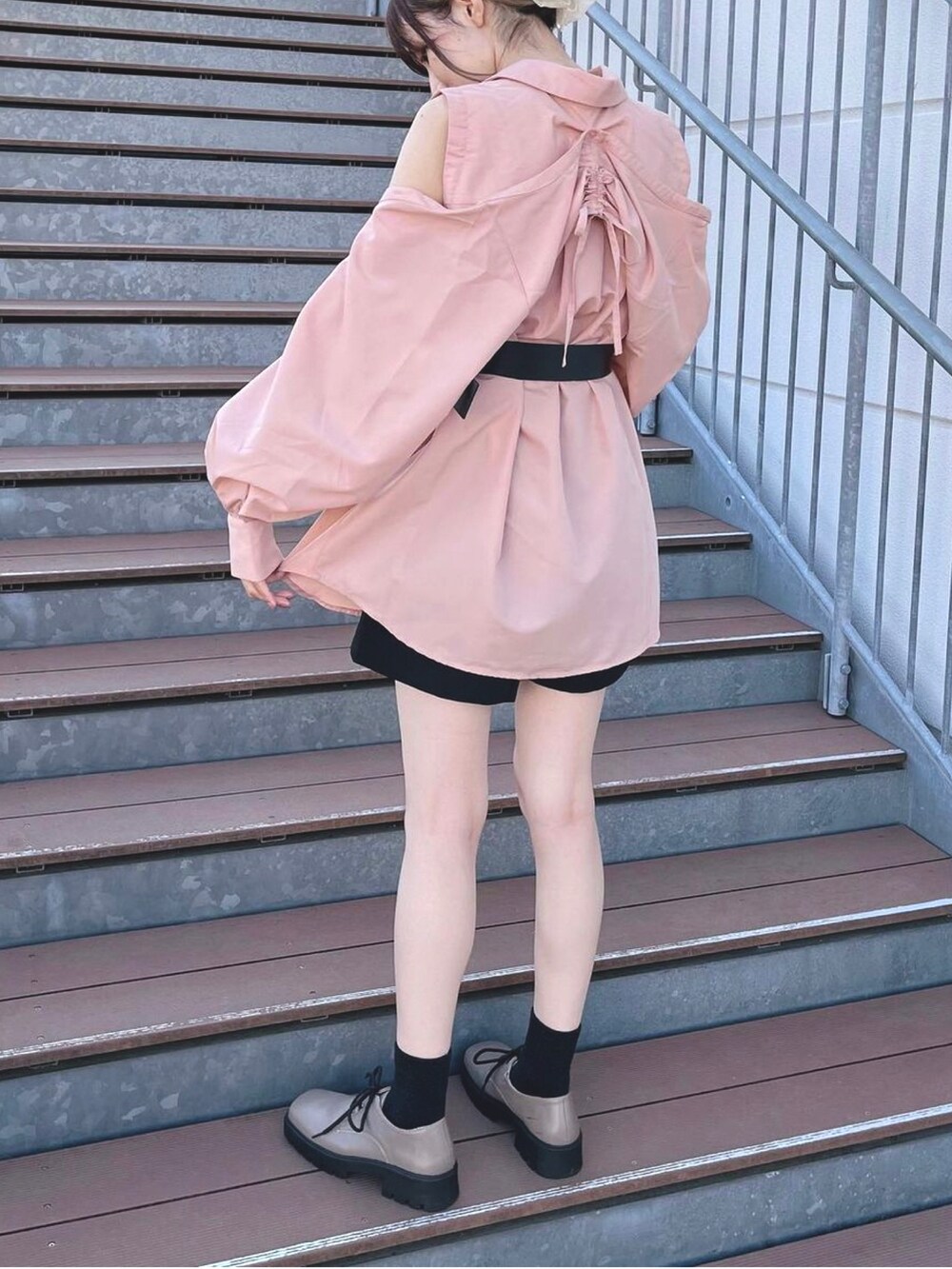 ピンク系のシャツ/ブラウス、ベージュ系のその他シューズ、ブラック系のその他パンツを着用したレディースの冬コーディネートの3枚目の写真