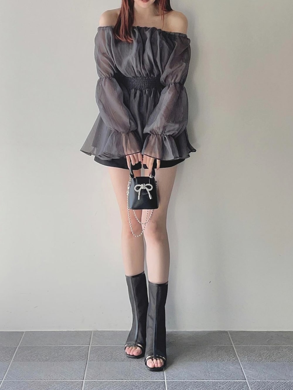 グレー系のシャツ/ブラウスを着用したレディースの冬コーディネートの2枚目の写真