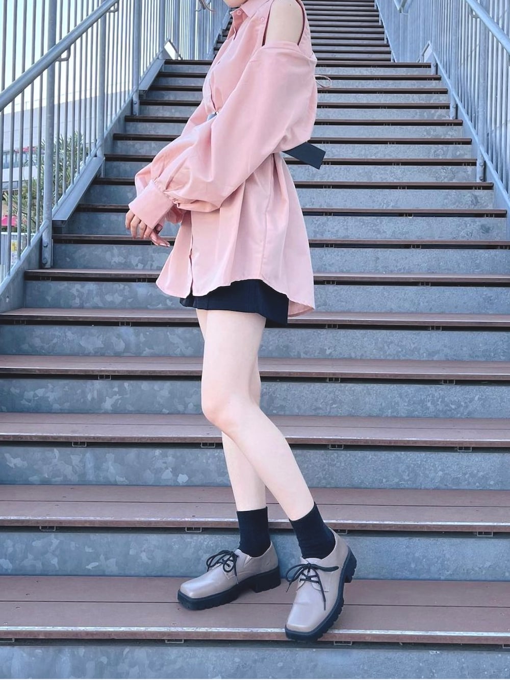 ピンク系のシャツ/ブラウス、ベージュ系のその他シューズ、ブラック系のその他パンツを着用したレディースの冬コーディネートの2枚目の写真