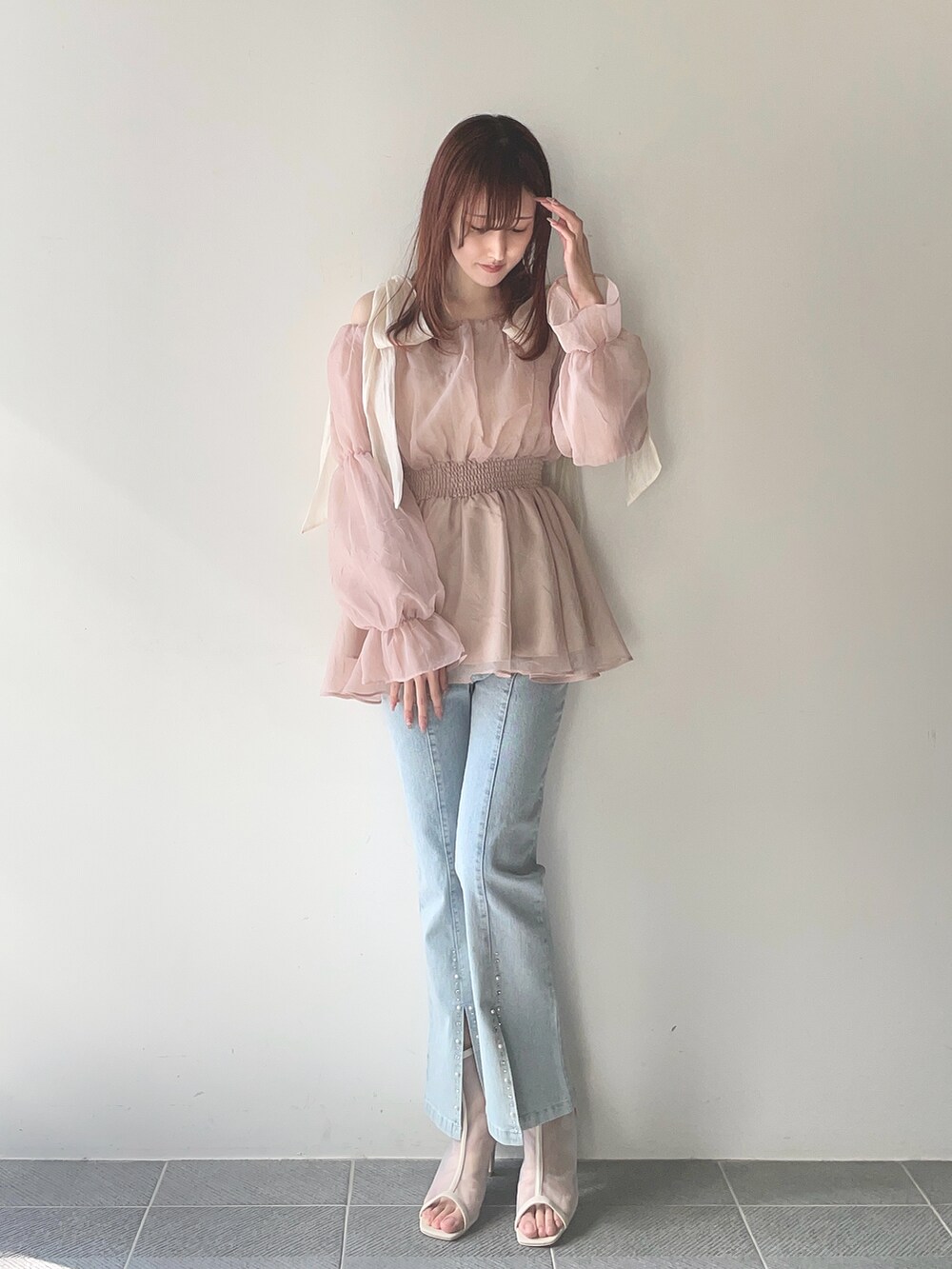 ブルー系のデニムパンツ、ピンク系のシャツ/ブラウス、ホワイト系のキャミソールを着用したレディースの春コーディネートの2枚目の写真