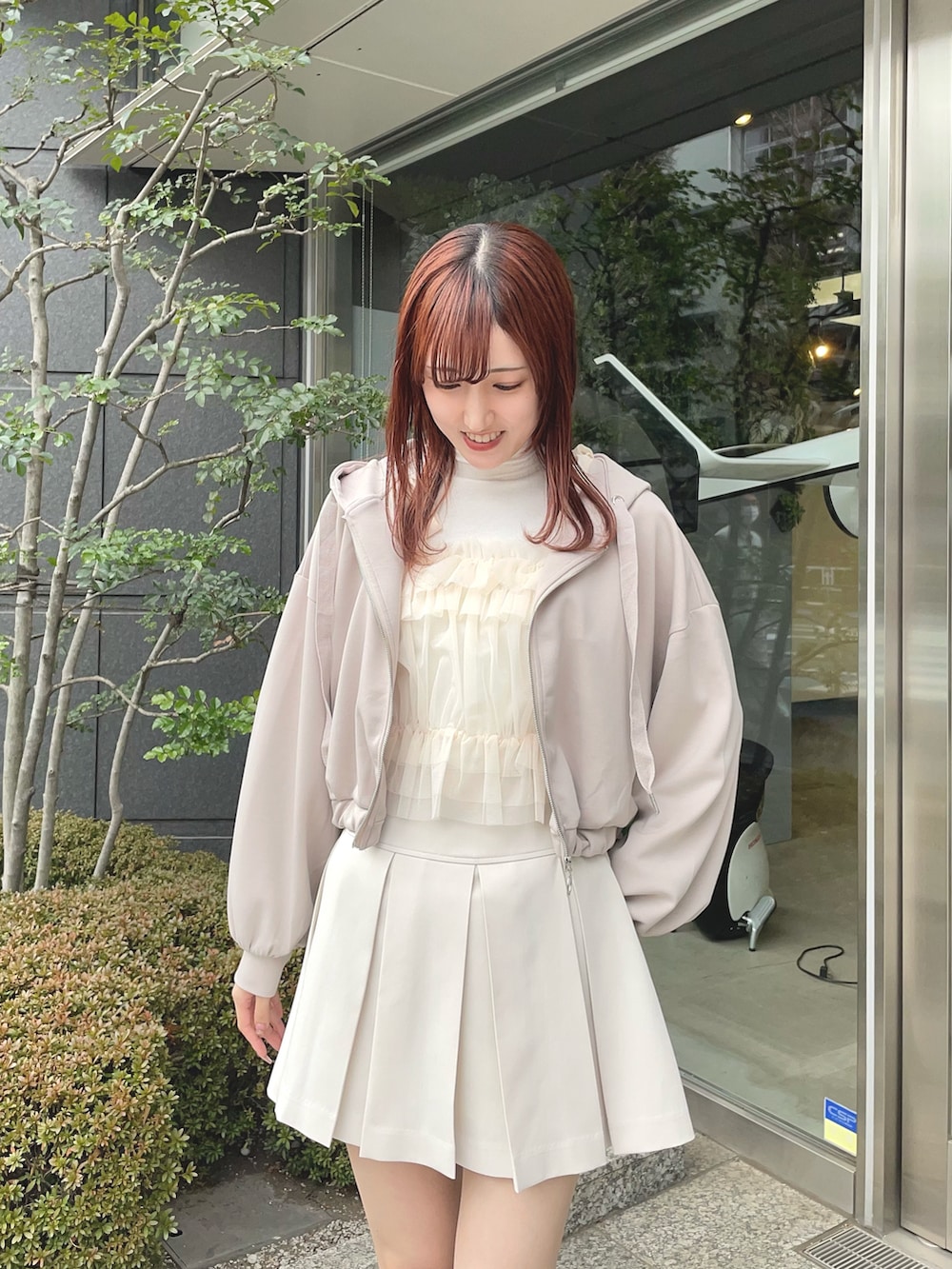 ホワイト系のTシャツ/カットソー、ベージュ系のスカート、ブラック系のパンプスを着用したレディースの冬コーディネートの3枚目の写真