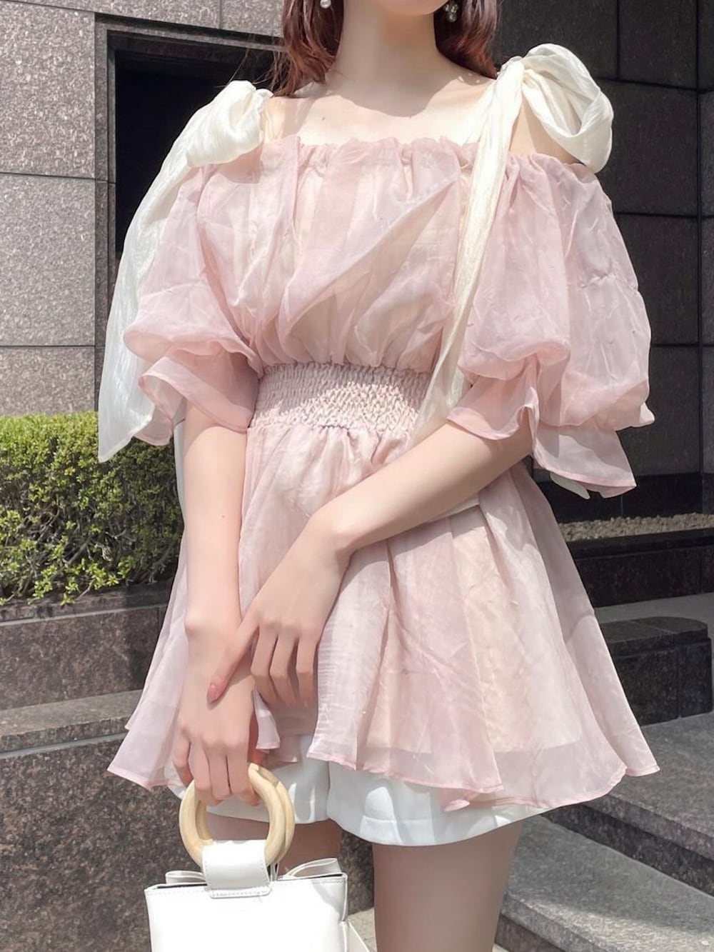 ピンク系のシャツ/ブラウス、ホワイト系のキャミソールを着用したレディースの春コーディネートの3枚目の写真