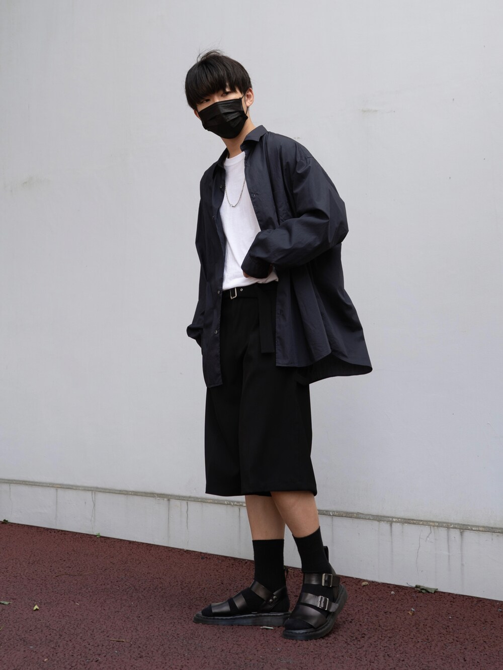 「シンプルコーデ、オーバーサイズ、ハーフパンツ、夏コーデ、サンダル、シャツスタイル、グラフペーパー、モノトーン、キレイめ、ootd、低身長、韓国ファッション、たすき掛け、Tシャツコーデ、オトナカジュアル」｜「Dr. MartensのDr.Martens /ドクターマーチン GRYPHON STRAP SANDAL/グリフォン レザーストラップサンダル（サンダル、ブラック系）」を使った、ましろ@放射線技師さん（メンズ・175cm）の夏コーディネートの2枚目の写真