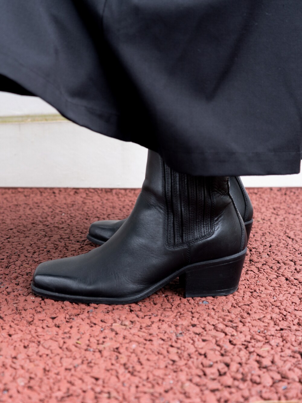 ブラック系のテーラードジャケット、ブラック系のその他パンツ、ブラック系のブーツを着用したメンズの秋コーディネートの5枚目の写真