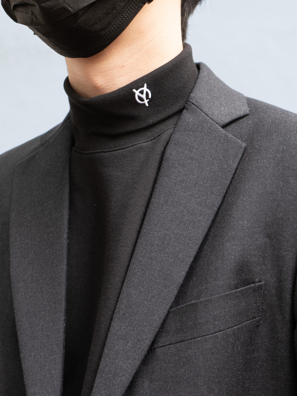 ブラック系のテーラードジャケット、ブラック系のその他パンツ、ブラック系のブーツを着用したメンズの秋コーディネートの4枚目の写真