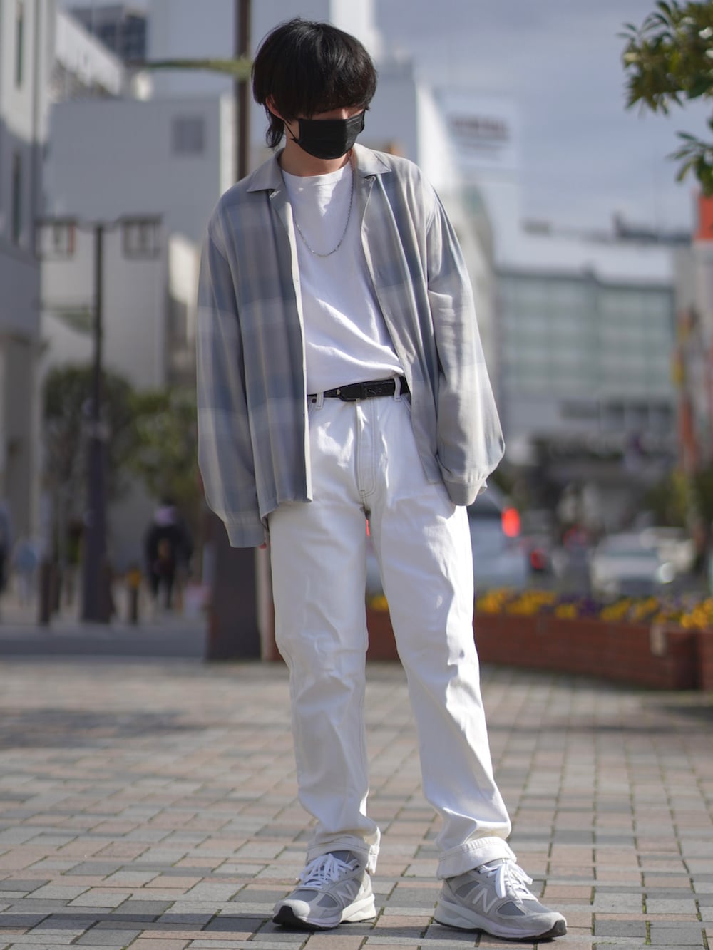「春コーデ、ホワイト、今日のコーデ、スニーカー、シャツスタイル、オトナカジュアル、おしゃれさんと繋がりたい、古着、デニム、ワントーンコーデ、ゆるコーデ、チェック、オープンカラーシャツ、シンプル、古着MIX」|「Levi'sのアイテム(パンツ、ホワイト系)」を使った、ましろ@放射線技師さん(メンズ・175cm)の春コーディネートの2枚目の写真