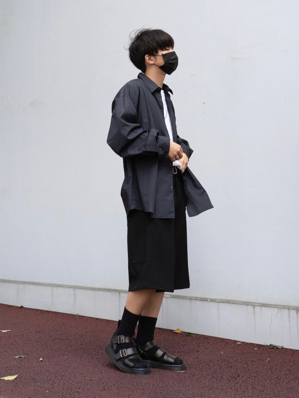 「シンプルコーデ、オーバーサイズ、ハーフパンツ、夏コーデ、サンダル、シャツスタイル、グラフペーパー、モノトーン、キレイめ、ootd、低身長、韓国ファッション、たすき掛け、Tシャツコーデ、オトナカジュアル」｜「Dr. MartensのDr.Martens /ドクターマーチン GRYPHON STRAP SANDAL/グリフォン レザーストラップサンダル（サンダル、ブラック系）」を使った、ましろ@放射線技師さん（メンズ・175cm）の夏コーディネートの3枚目の写真