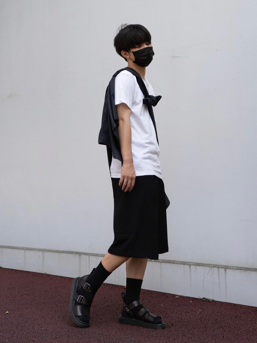 「シンプルコーデ、オーバーサイズ、ハーフパンツ、夏コーデ、サンダル、シャツスタイル、グラフペーパー、モノトーン、キレイめ、ootd、低身長、韓国ファッション、たすき掛け、Tシャツコーデ、オトナカジュアル」｜「Dr. MartensのDr.Martens /ドクターマーチン GRYPHON STRAP SANDAL/グリフォン レザーストラップサンダル（サンダル、ブラック系）」を使った、ましろ@放射線技師さん（メンズ・175cm）の夏コーディネートの4枚目の写真