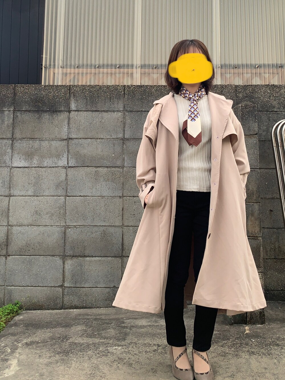 グレー系のTシャツ/カットソー、ブラック系のデニムパンツ、ベージュ系のトレンチコートを着用したレディースの春コーディネートの2枚目の写真