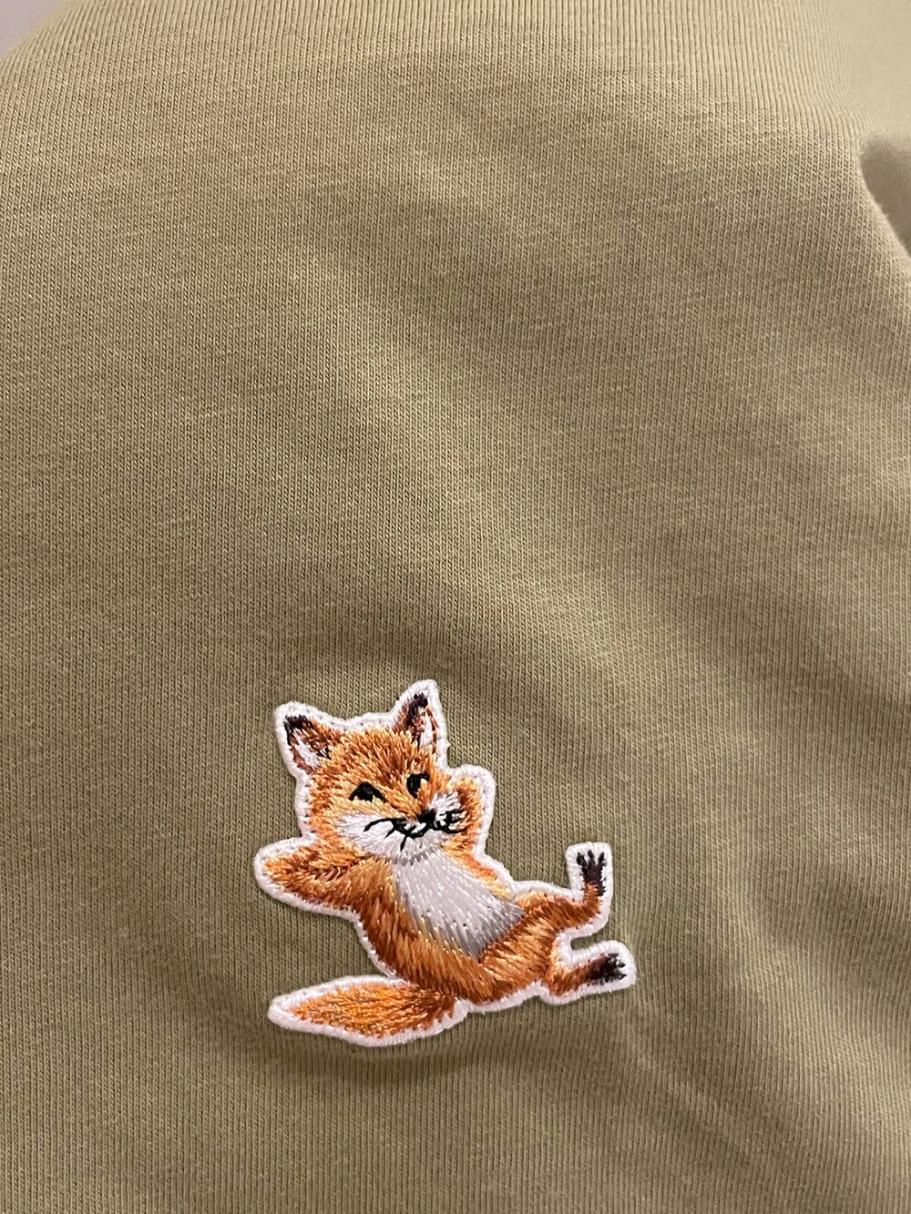 グリーン系のTシャツ/カットソー、ブラック系のその他パンツを着用したレディースの夏コーディネートの2枚目の写真