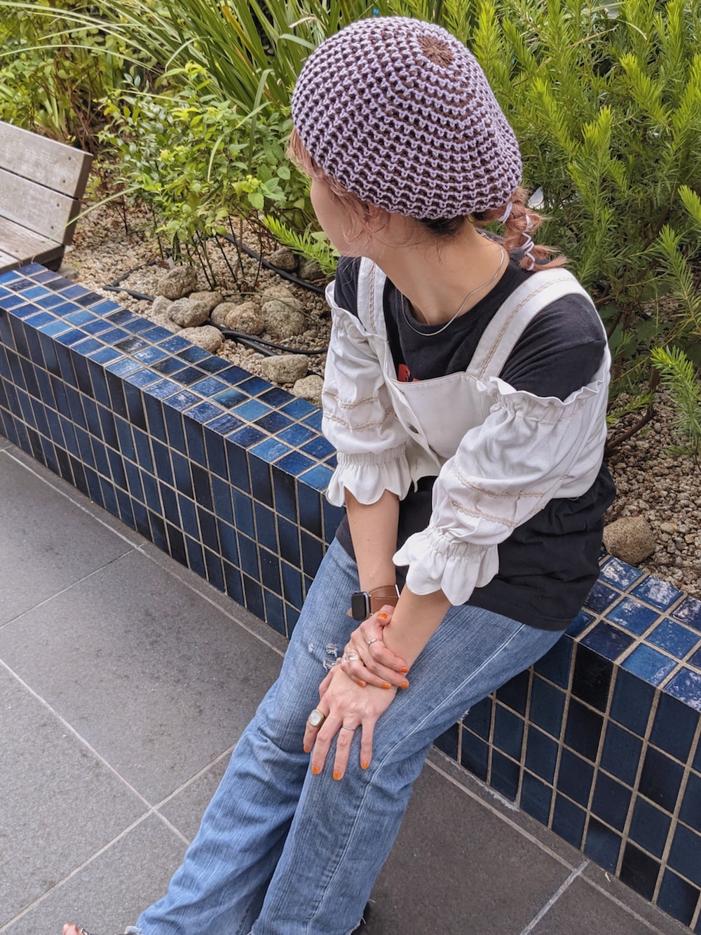 ブラック系のサンダル、パープル系のハンチング/ベレー帽を着用したレディースの秋コーディネートの4枚目の写真