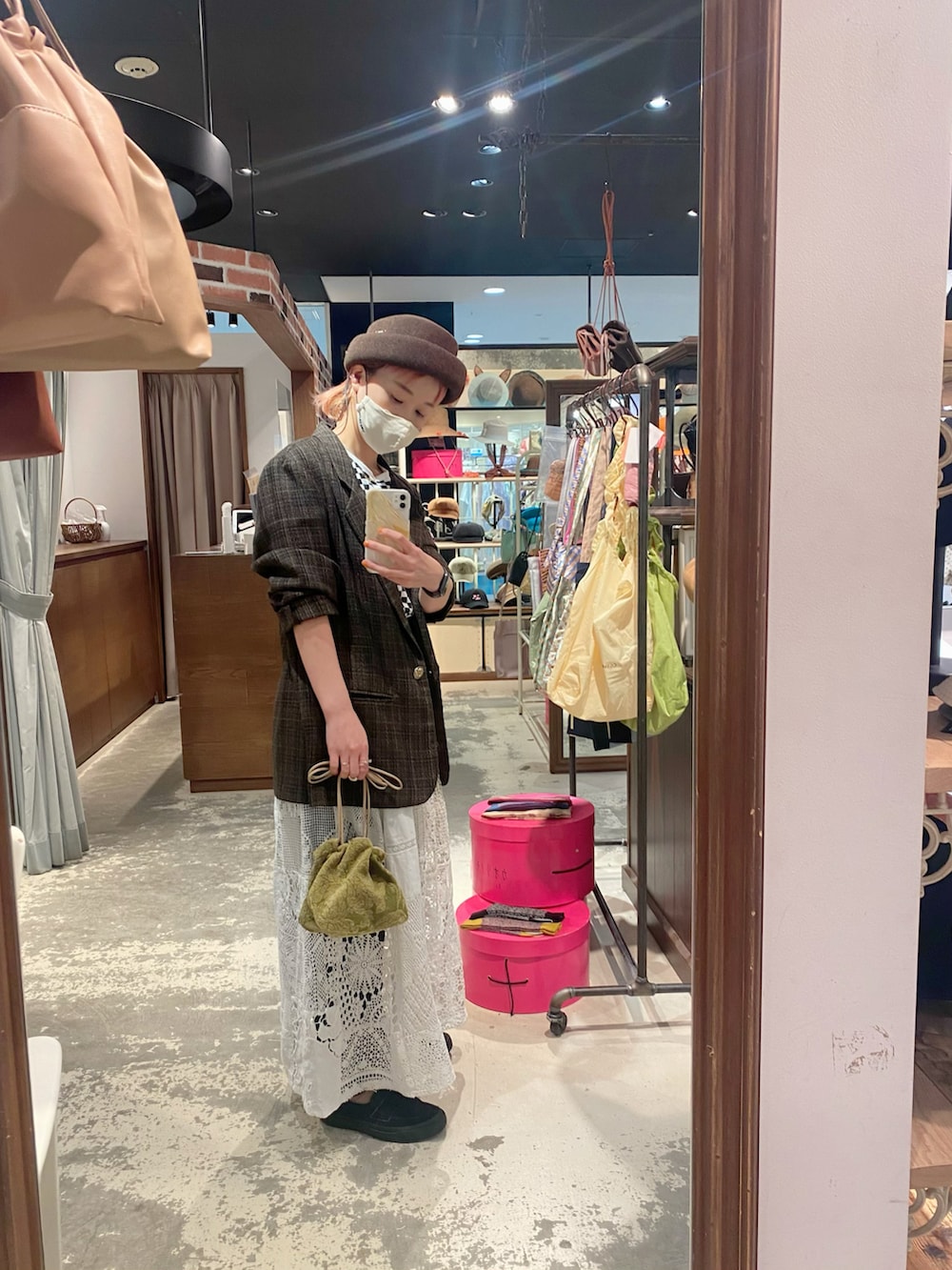 ブラック系のローファー、ブラック系のTシャツ/カットソー、ホワイト系のスカートを着用したレディースの冬コーディネートの2枚目の写真