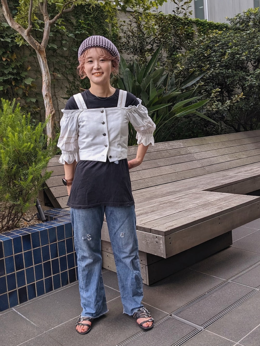 ブラック系のサンダル、パープル系のハンチング/ベレー帽を着用したレディースの秋コーディネートの2枚目の写真