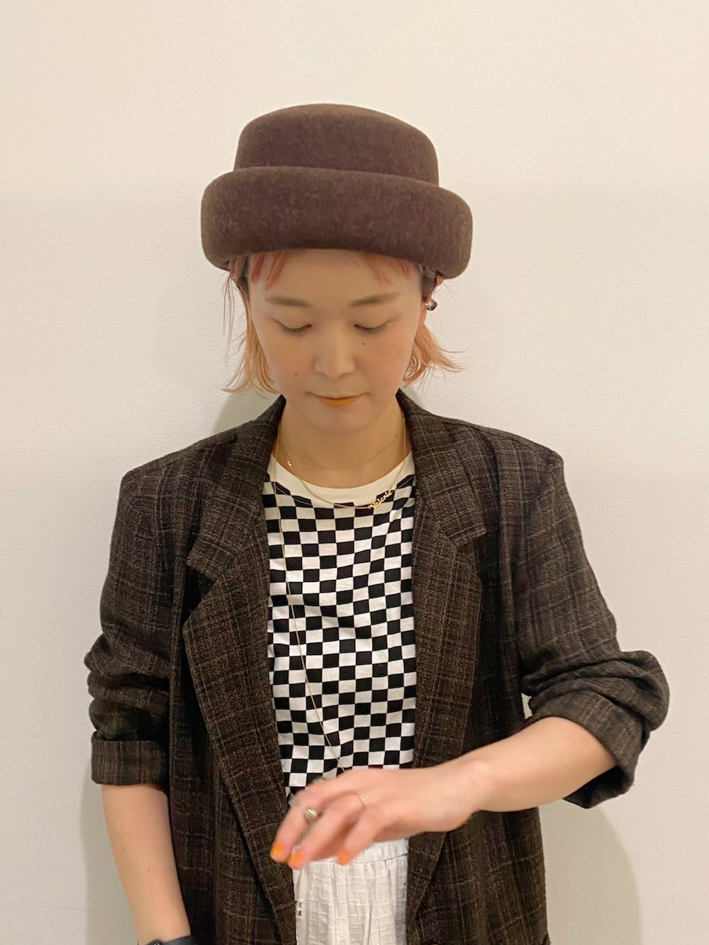 ブラック系のローファー、ブラック系のTシャツ/カットソー、ホワイト系のスカートを着用したレディースの冬コーディネートの3枚目の写真