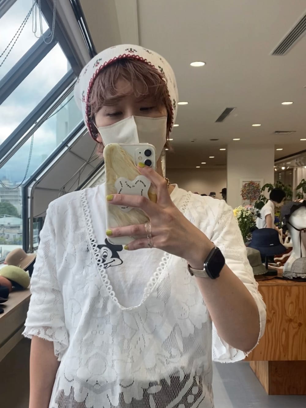 グリーン系のサンダル、ホワイト系のTシャツ/カットソー、ホワイト系のワンピースを着用したレディースの夏コーディネートの2枚目の写真