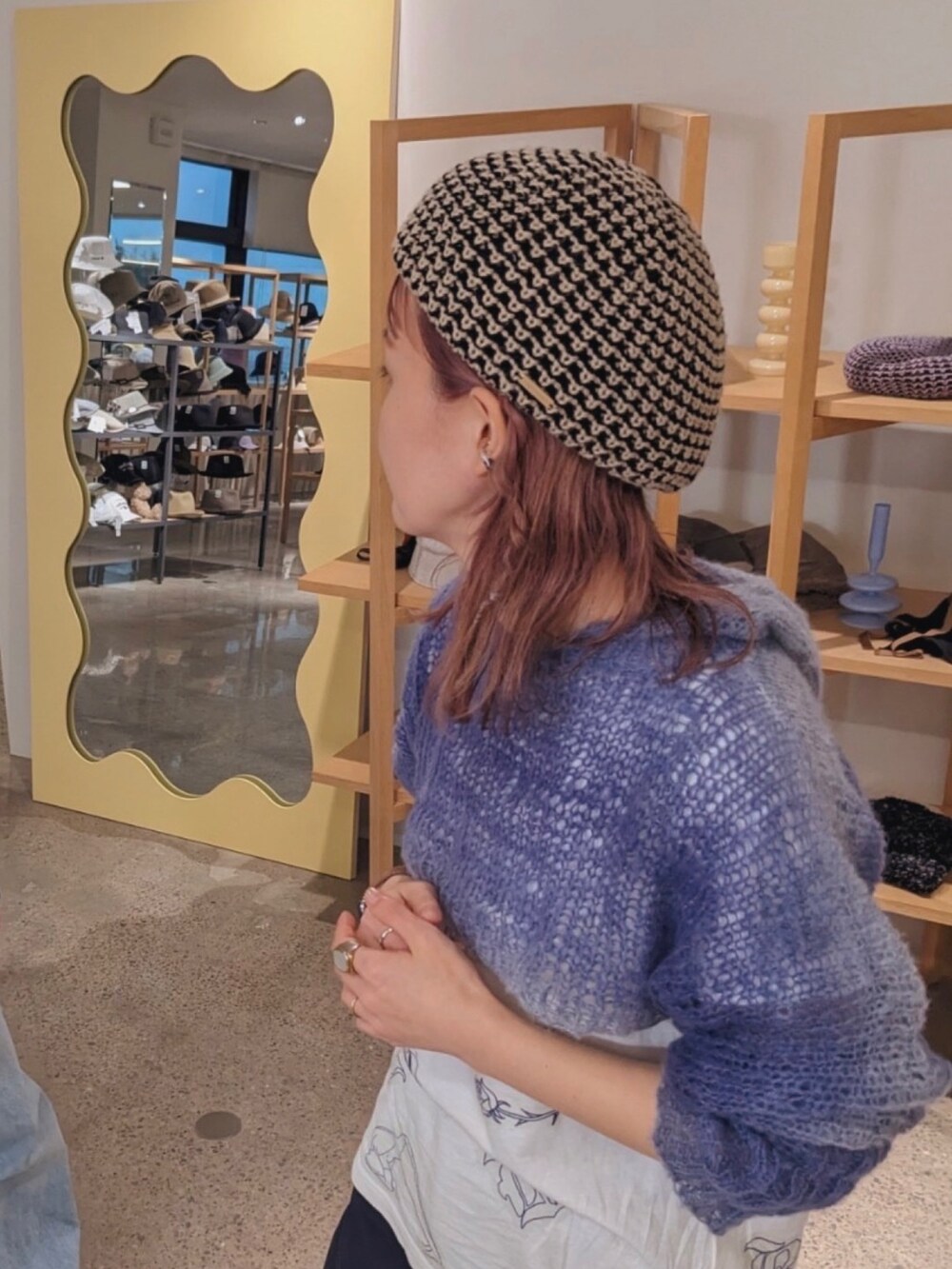 ブラック系のサンダル、パープル系のハンチング/ベレー帽を着用したレディースの秋コーディネートの5枚目の写真