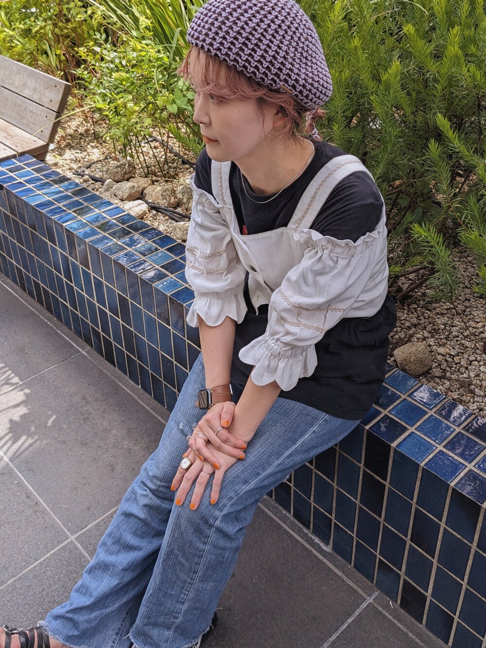 ブラック系のサンダル、パープル系のハンチング/ベレー帽を着用したレディースの秋コーディネートの3枚目の写真