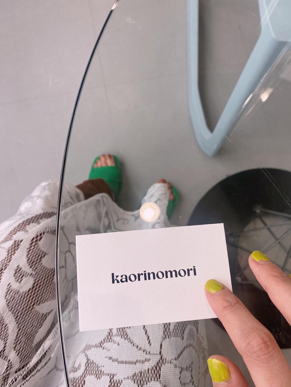 グリーン系のサンダル、ホワイト系のTシャツ/カットソー、ホワイト系のワンピースを着用したレディースの夏コーディネートの4枚目の写真