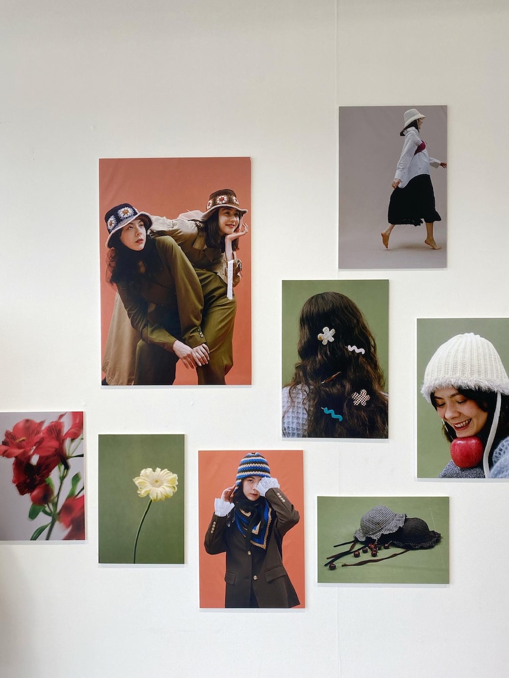 グリーン系のサンダル、ホワイト系のTシャツ/カットソー、ホワイト系のワンピースを着用したレディースの夏コーディネートの3枚目の写真