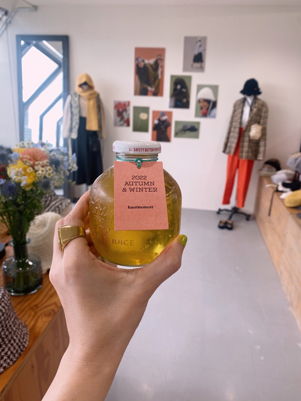 グリーン系のサンダル、ホワイト系のTシャツ/カットソー、ホワイト系のワンピースを着用したレディースの夏コーディネートの5枚目の写真