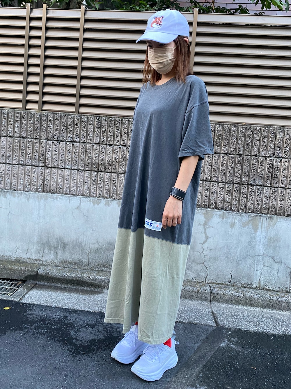 ホワイト系のスニーカー、グレー系のワンピース/ドレス、レッド系のソックス/靴下を着用したレディースの夏コーディネートの2枚目の写真