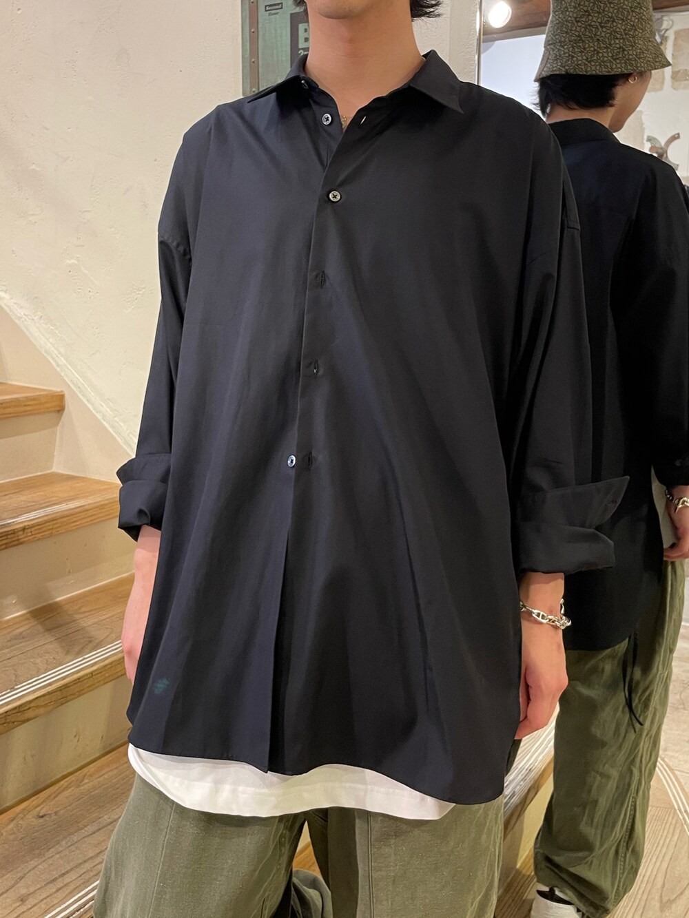 ブラック系のシャツ/ブラウス、ホワイト系のタンクトップ、ブラック系のタンクトップを着用したメンズの秋コーディネートの2枚目の写真