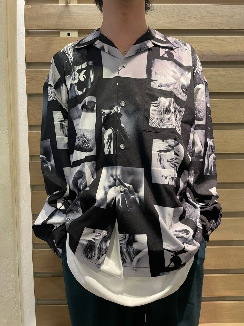 ブラック系のシャツ/ブラウス、ホワイト系のタンクトップ、ブラック系のタンクトップを着用したメンズの秋コーディネートの2枚目の写真