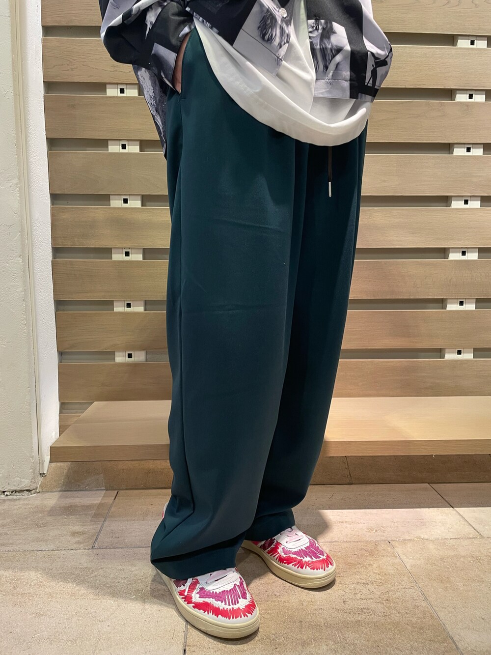 ブラック系のシャツ/ブラウス、ホワイト系のタンクトップ、ブラック系のタンクトップを着用したメンズの秋コーディネートの3枚目の写真